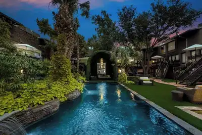 Image de California Indoor/Outdoor Living in Central Dallas