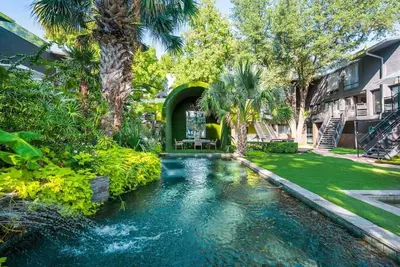 Image de Chic 2br/1. 5ba condo in Lower Greenville with resort-style pool, outdoor grill, and top-notch amenities.