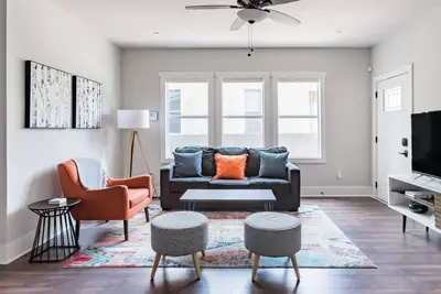 Image de Kick Back on a Restored 1920 Residence So Close to Downtown