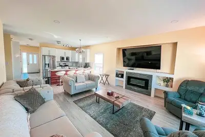 Image de Luxurious and Comfortable 3-Bedroom Bungalow Style House