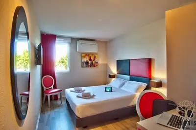 Image de Chambre Moderne à Bayonne! Wi-Fi + Parking Inclus!