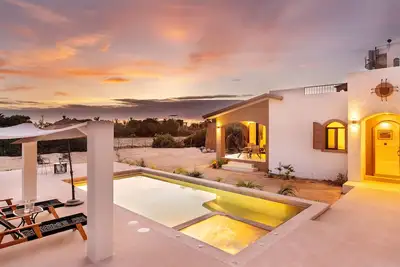 Image de Bright and modern home with saltwater pool and hot tub near the beach