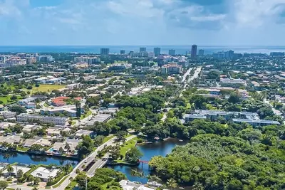Image de Cozy getaway steps from waterways, Mizner, and Boca Resort