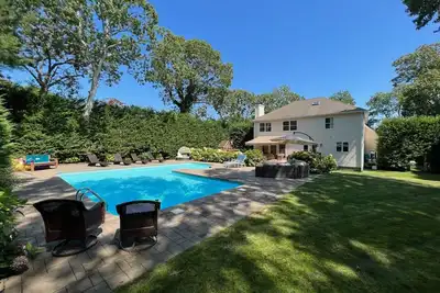 Image de Perfect Hamptons Getaway! Beautiful home with great outdoor living & heated pool