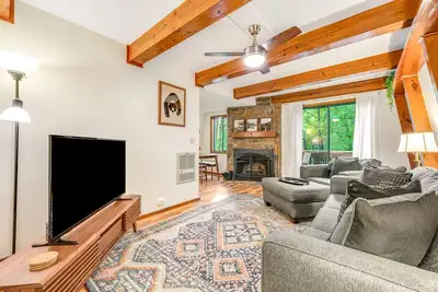 Image de Mountain-view condo with skiing, fireplace & washer/dryer