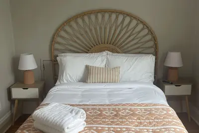 Image de Beautiful Victorian Downtown Home * Electric Car Hookup*