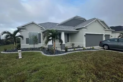 Image de Stunning 4+ bedroom home with pool, minutes away from gulf coast beaches.