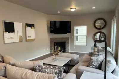 Image de Modern Glam 3 Bedroom Home w/ Beautiful Upgrades
