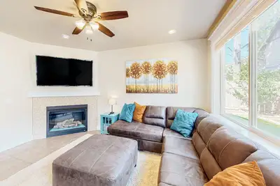 Image de Stylish all-season home with dog-friendly yard, patio, central Ac & washer/dryer