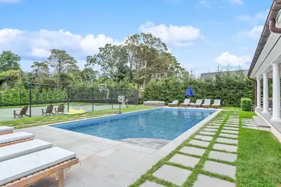 Image de Beautiful home with pool, tennis court, game room, central Ac, & washer/dryer