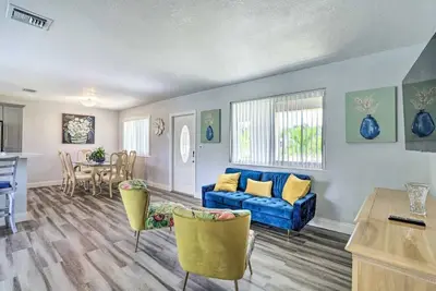 Cheerful Miami Escape w/ Lake Access