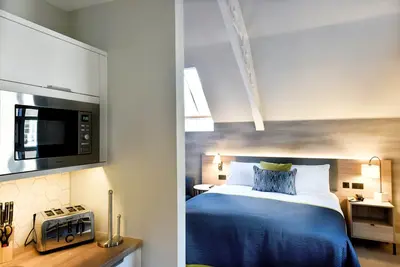 Image de Studio Suite | Perfect Location with Free Wi-Fi!