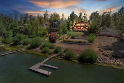 Image de Shore to Please By Destination Big Bear: Luxury Lakefront! Spa! Pool Table! Volleyball Court! Close to the Village!
