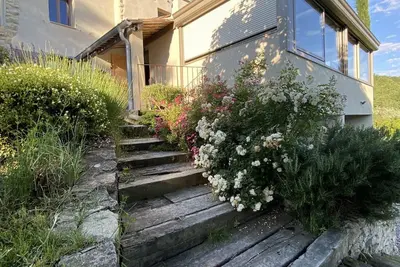 Image de Lou Coulet: Maison dans un écrin de verdure