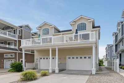 Image de Beautiful 3 level townhome beach is rafting beach and guarded.
