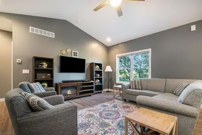 Image de Great Location! Notre Dame few minute drive- Newer house- sleeps 12