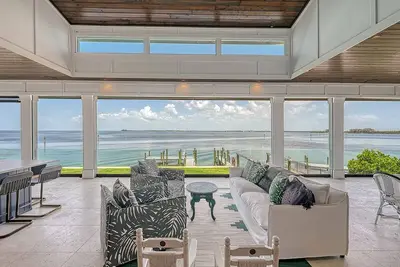 Image de Incredible Bayfront Home with Dock, Pool, and Game Room! - Heavenly Haverkos