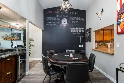 Image de Near Old Town, Large Outdoor Space, Pool, Poker Table, Darts, Bar, Smoker