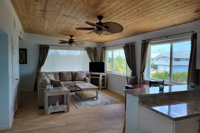 Image de Waterfront, Bayview home with dockage sleeps 8