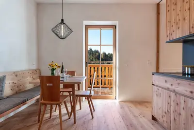 Image de Appartement de vacances Hof im Thal Apt Lärche avec vue sur les montagnes, balcon et Wi-Fi.