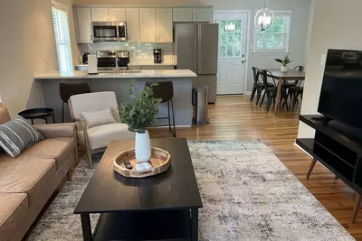 Image de Gorgeous Fenced in Pet Friendly 3 Bdrm Dt Raleigh