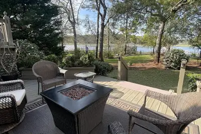 Image de Waterfront Luxury + Pier, 5 Min to Beach, Sleeps 8+, Kayaks & Bikes Included