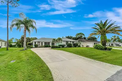 Image de Dog-friendly home with private pool, central Ac, private W/D, and desk workspace