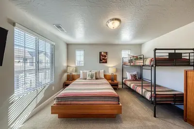 Image de Gorgeous Townhome 3-bedroom w/hot tub, pool, and games!