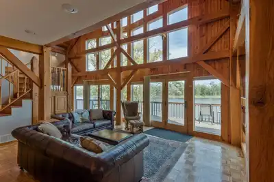 Image de Water Street Lodge! Waterfront 4 Bedroom, 4 Bath, Sleeps 12!