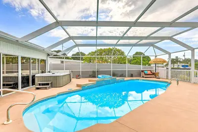 Image de 'Ocean Breeze Oasis' w/ Boat Dock & Slip on Canal!