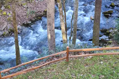 Image de Escape to tranquility in this 3 bed, 3. 5 bath Maggie Valley home on the creek! !