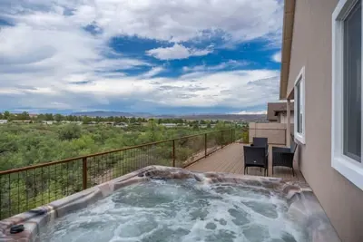 Image de Stunning Views + Hot Tub + Location! 2 bed/2 bath