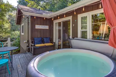 Image de New! Cottage On The Rocks, Pet Friendly, Hot Tub, Central Location