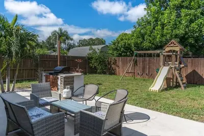 Image de New* King Bed/Centrally Located/Near Parks & Beach