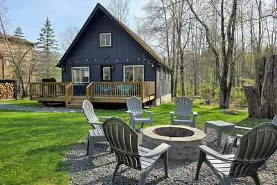 Image de Hopskip Modern Chalet • Firepit • Gas Grill • Private • Walk to Lake • Pools