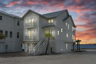 Image de Navarre Family Retreat | Calm Private Beach, Game Room, Grill + Sunset