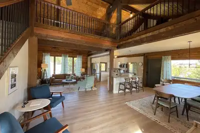 Image de Midcentury Mountain Cabin, complete with hot tub, game room and amazing Views! !