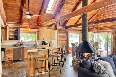 Image de Beautiful Waterfront Log Cabin