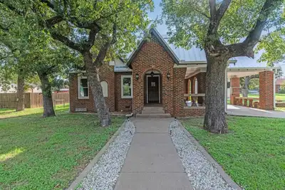 Image de Charming, Tudor Style Home Newly Renovated!
