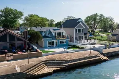 Image de Layin' Low At The Lake - Lakefront Getaway