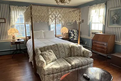 Image de Honeymoon Suite with Jacuzzi Tub in Historic Inn