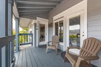 Image de Within minutes to Downtown, breweries and waterfront!