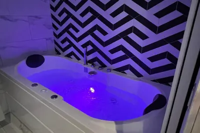 Image de Romeo 300 mètres du lac jacuzzi