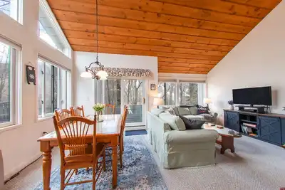 Image de The Fox Den: Low fees! 2 bed, 1 bath with Ac Across from Loon Mountain. Sleeps 6