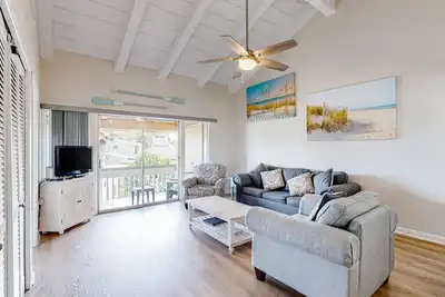 Image de Vibrant condo with private beach access, pool, balcony & washer/dryer