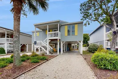 Image de Dog-friendly home 1 block from the beach with great deck, patio & central Ac
