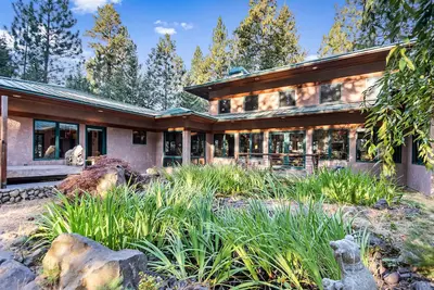 Image de Rustic contemporary home in forest setting overlooking Lake Coeur d'Alene