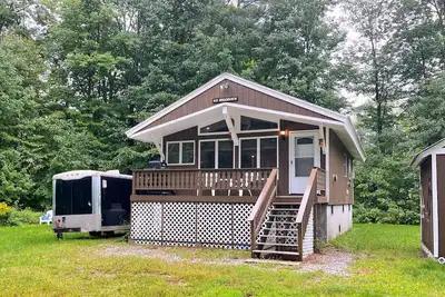 Image de Cozy cabin with deck, grill, & washer/dryer - close to skiing/river/hiking