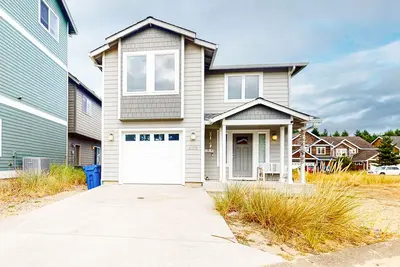 Image de Stunning home w/ fireplace, firepit, and central Ac - short walk to the beach
