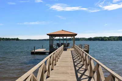 Image de Whispering Pines by SoCharm | Adorable Brick Home with Huge Lake Views